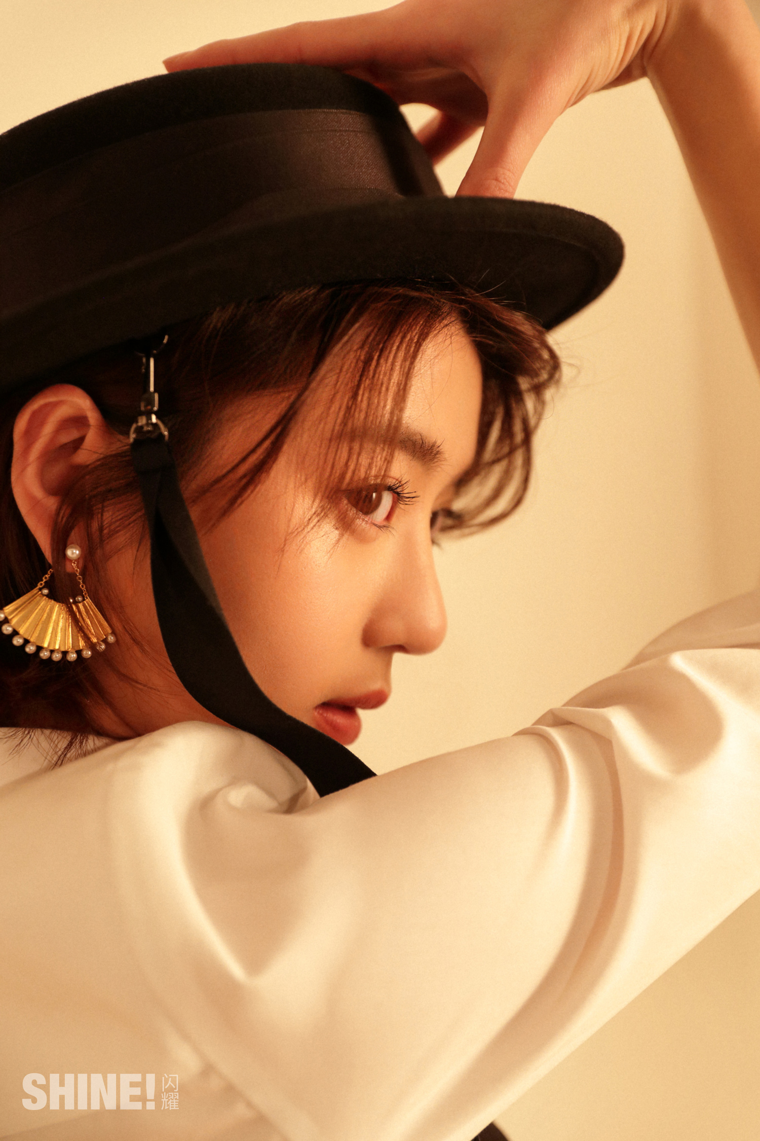 李凯馨玩转多样帽饰 百变穿搭展现超凡表现力