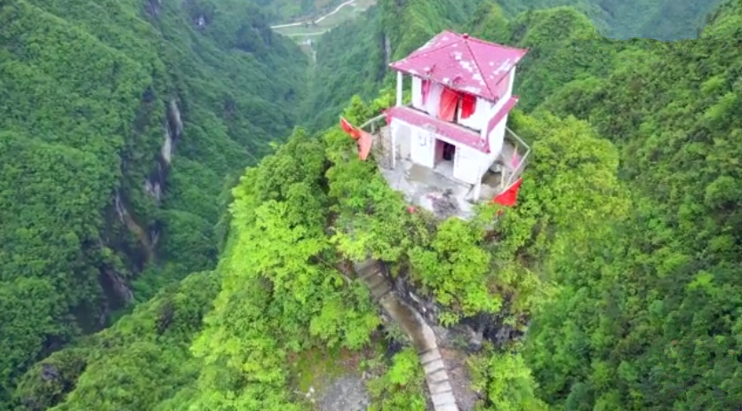 貴州深山里，一座小廟建在高山之巔，如空中樓閣搖搖欲墜 旅遊 第4張