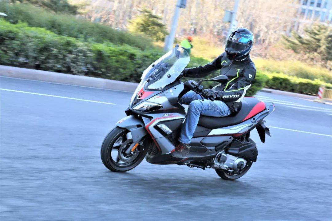 赶快关注【比亚乔机车】抖音号,参与小乔骑行季"#拉风,趁现在"主题