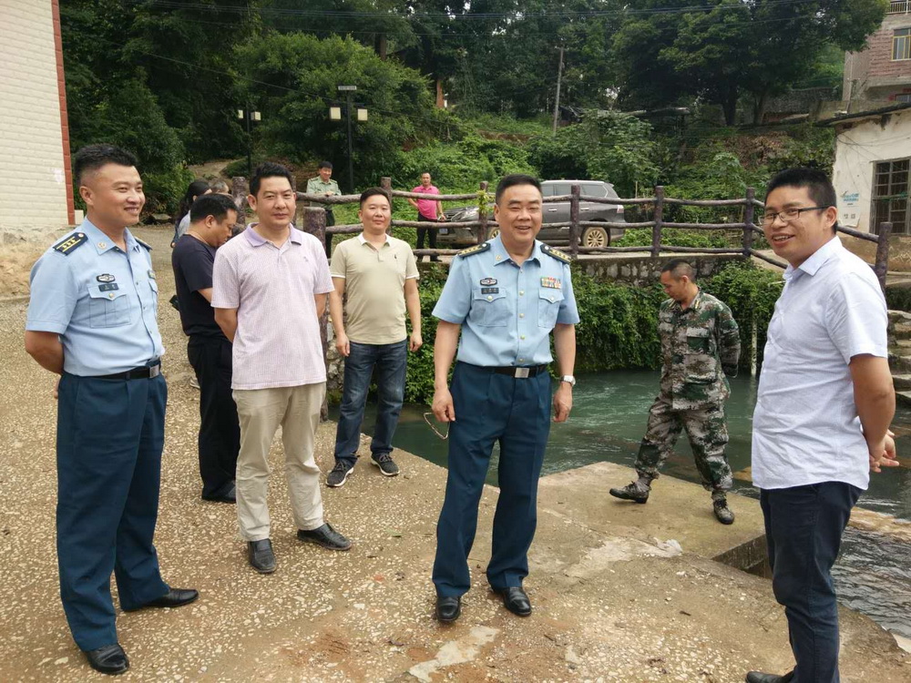 在开山村上莫古村落,王周华指出,要进一步加强美丽乡