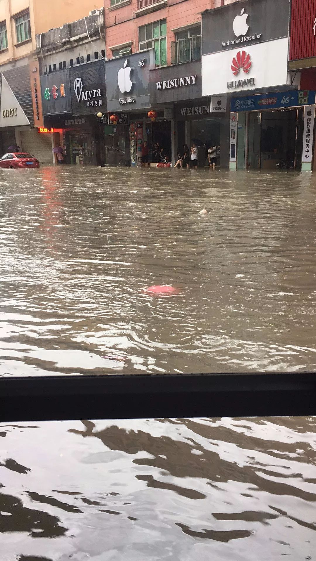 東莞今年首個暴雨紅色預警!水浸圖片太震撼!