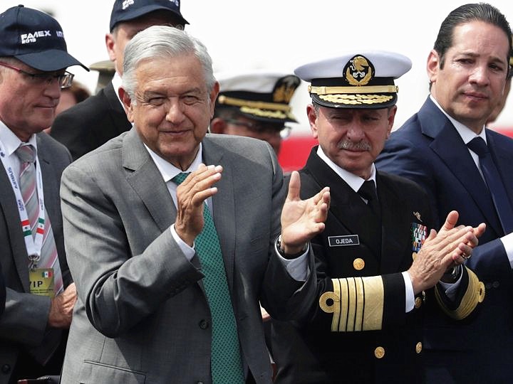 4月24日,在墨西哥的墨西哥州圣卢西亚空军基地,墨西哥总统洛佩斯(前左
