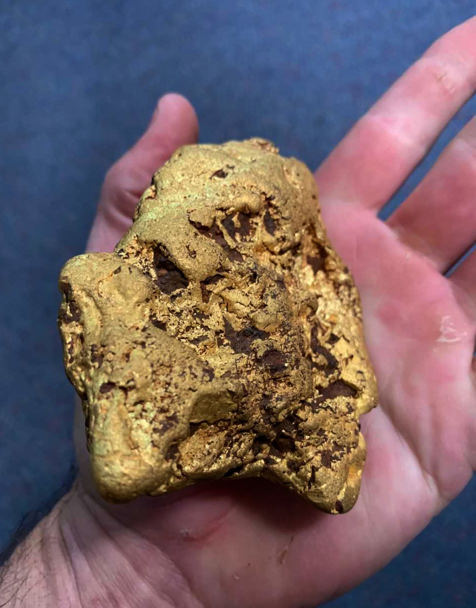 原创淘金男子金属探测器发现14公斤金块价值47万你想去体验吗