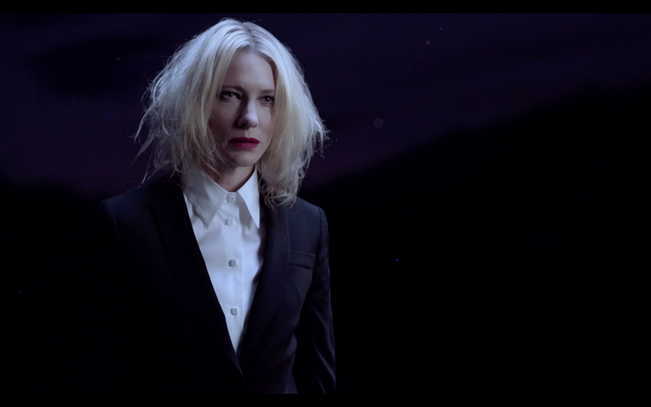 原创"大魔王"凯特现身秀场,一身皮衣劲装气场强,网友:又来撩妹