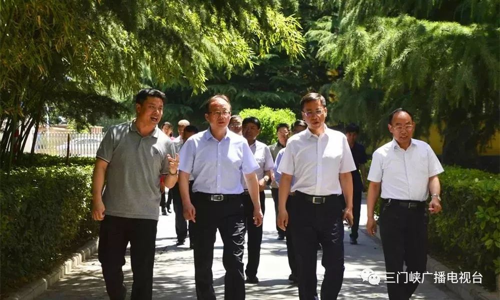 近日,省工信厅副巡视员李海峰深入灵宝市,实地调研中小企业运行情况.