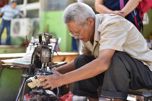 河南七旬老人修鞋40年,钉一只鞋掌三块钱,曾经也是高收入人群