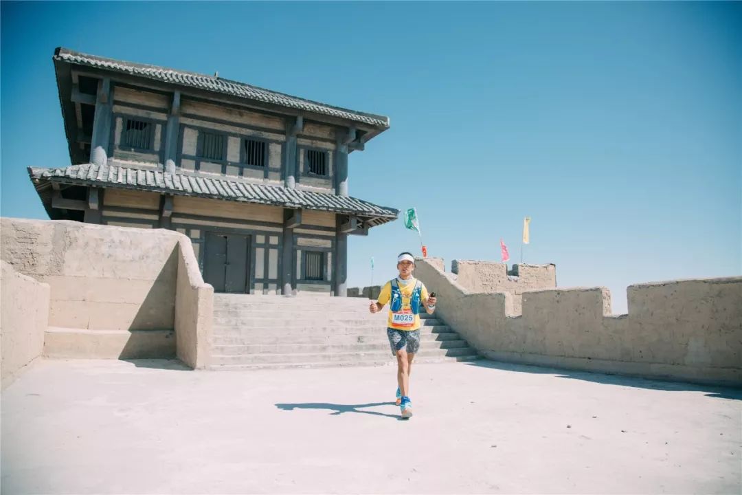 志愿者在大秦帝国影视基地补给点服务三名选手通过乌尔禾白杨河峡谷