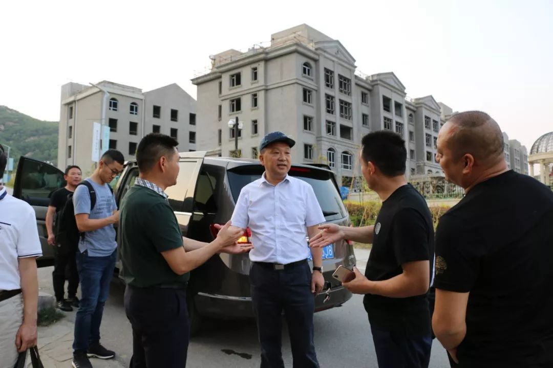 县委书记李康率团考察阿朵小镇