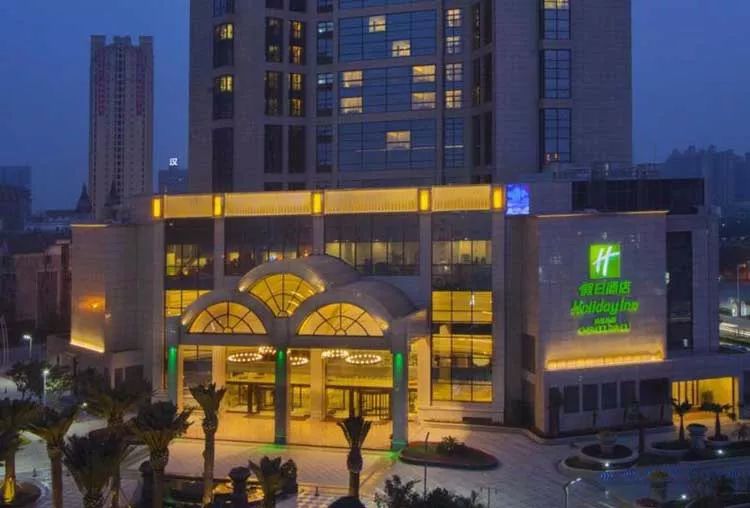 成都新都假日酒店位于成都市新都区新城市中心商务休闲区域,地理位置