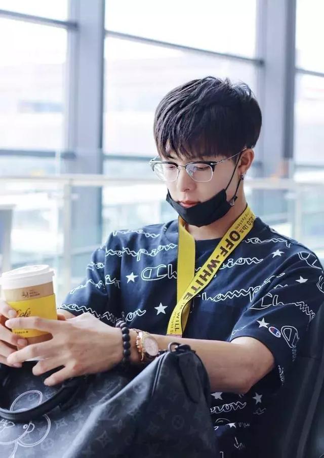 张铭恩台上冷面台下逗,《河神》里的角色是从好兄弟手里"抢"的