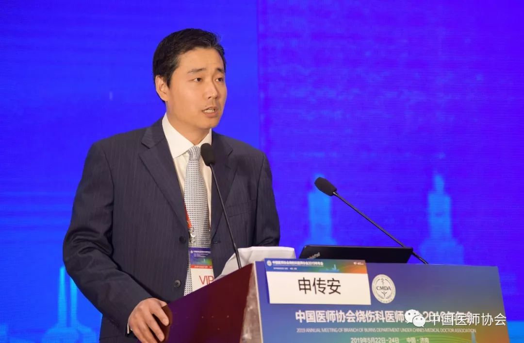 申传安主任主持开幕式专家风采开幕式后,解放军总医院付小兵院士作了"