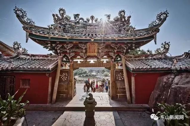 明正德年间扩建落成东山关帝庙借此护佑官兵刻关羽神像祀之建铜山城时