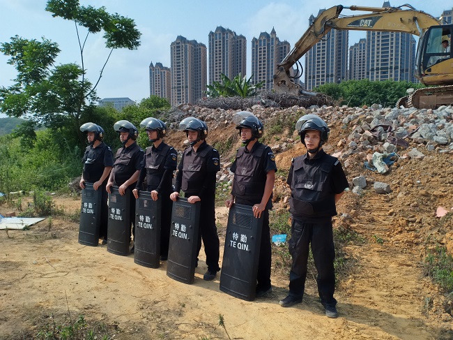 良庆区城管特勤大队圆满完成违法建筑拆除安保工作