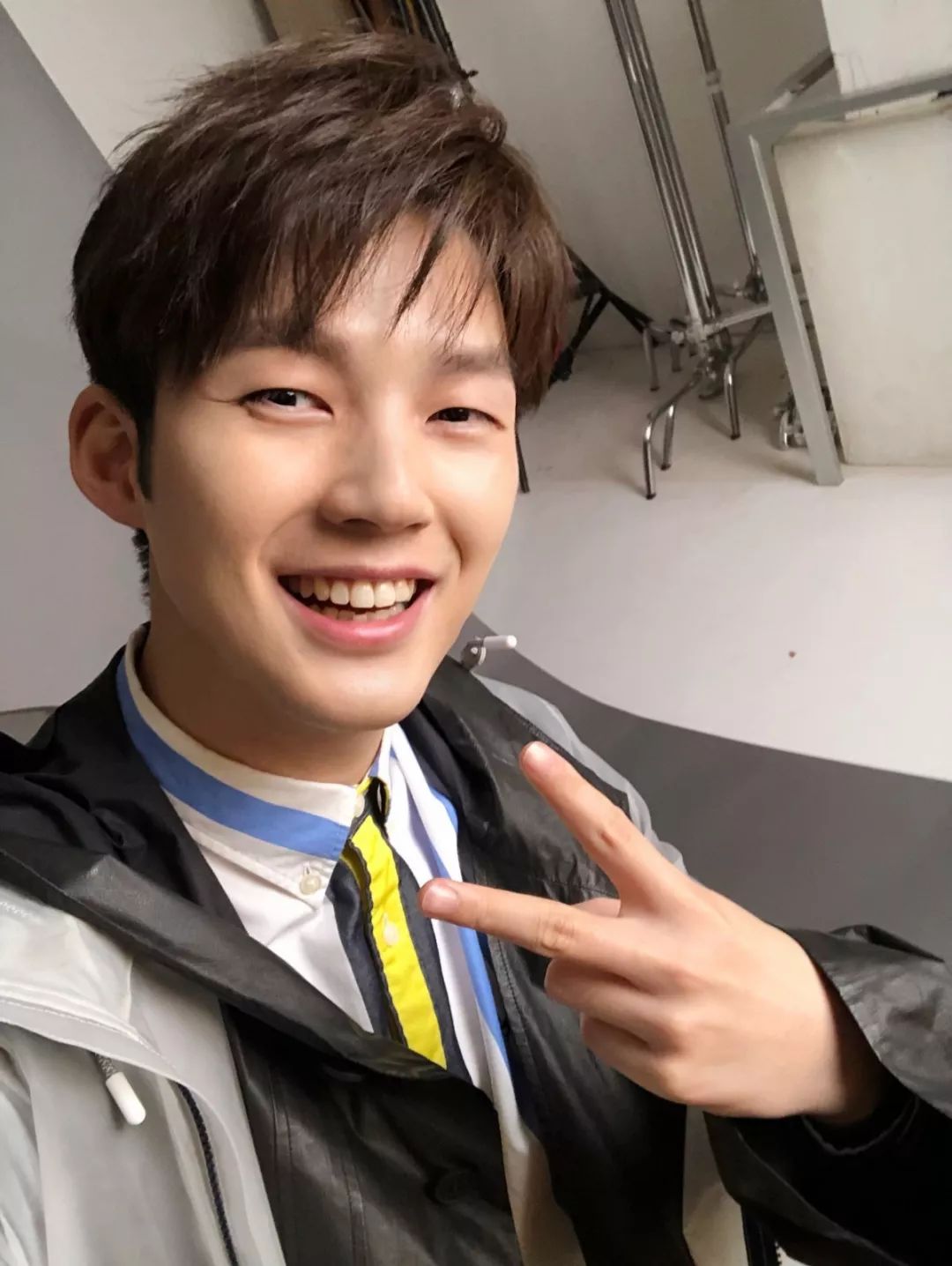 (至于这三张帅气的自拍照如何拍出来的,尽情期待董力自拍教学小课堂