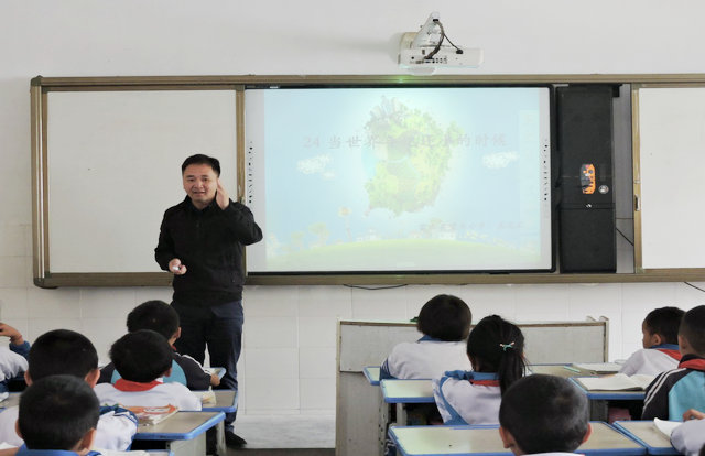 孙明驱乡村名师工作室徐先敏教育名师工作室到共和小学开展联合教研