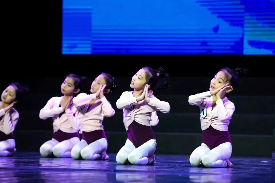 3-5岁儿童风格种类:儿童舞蹈舞目级别 :一级舞目名称 :《打花巴掌》