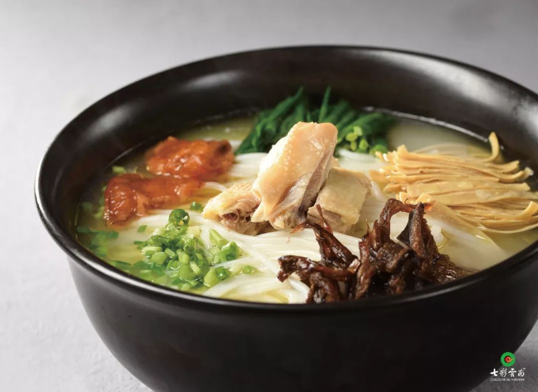 七彩云南大酒楼之土鸡米线七彩云南大酒楼的米线每碗经过六小时的文火