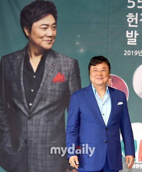 mdphoto韩国歌手金南镇出道55周年纪念限定专辑发布会