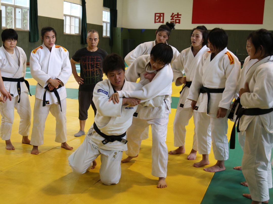 日本外教山本浩史在广西柔道队进行教学训练