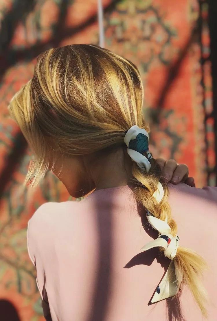 你不知道的创意丝巾系法,美一整个夏天!_造型