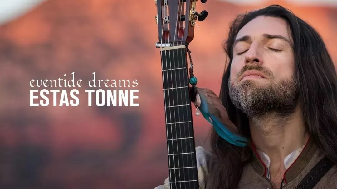 乌克兰的流浪音乐人estas tonne,喜欢点上一炷香,插在吉他调弦的地方