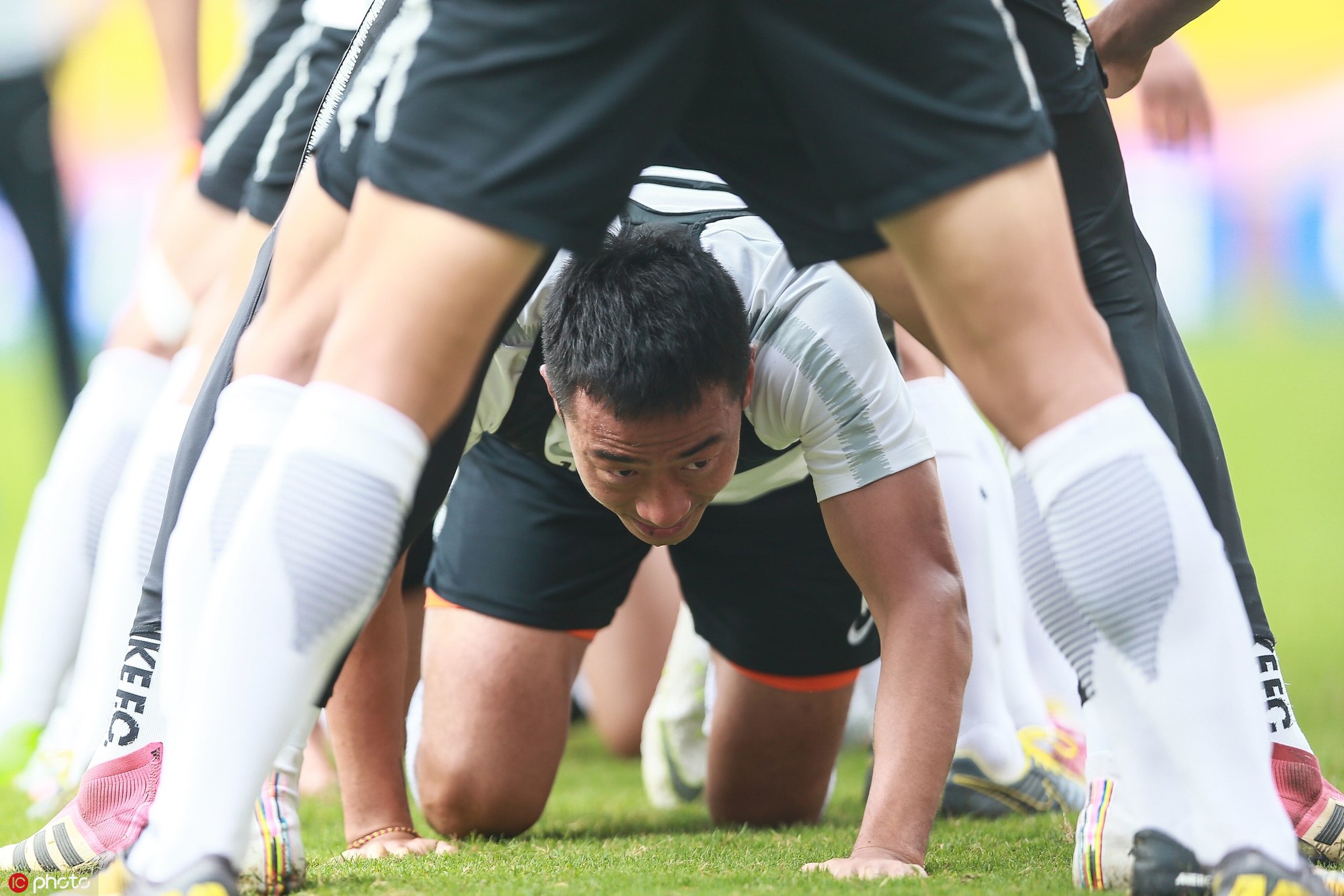 武汉卓尔备战训练,抢圈失败者被罚"穿裆部"