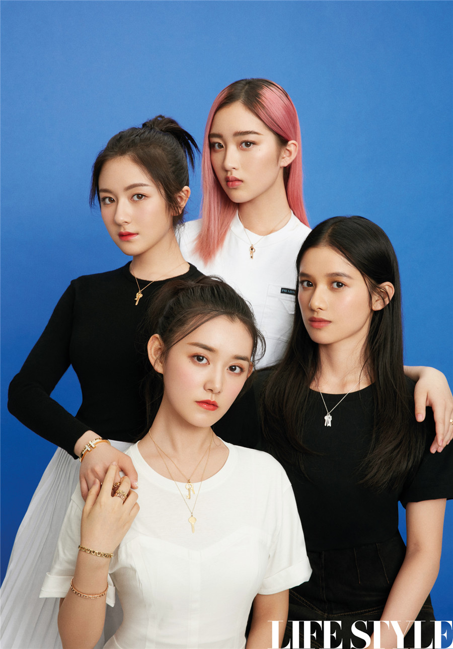 蒋依依领衔"00后四小花"登封面,灵气"小戏骨"灿烂绽放