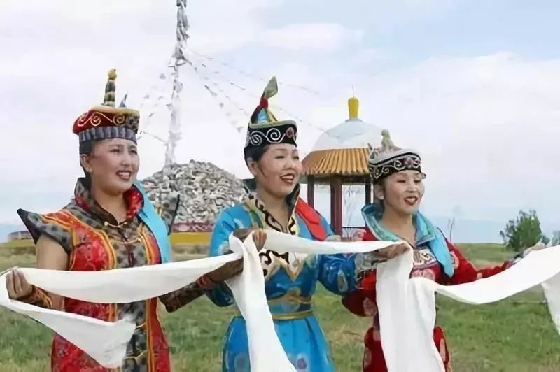 享受蒙古最高礼节为每位贵宾 献上圣洁的哈达