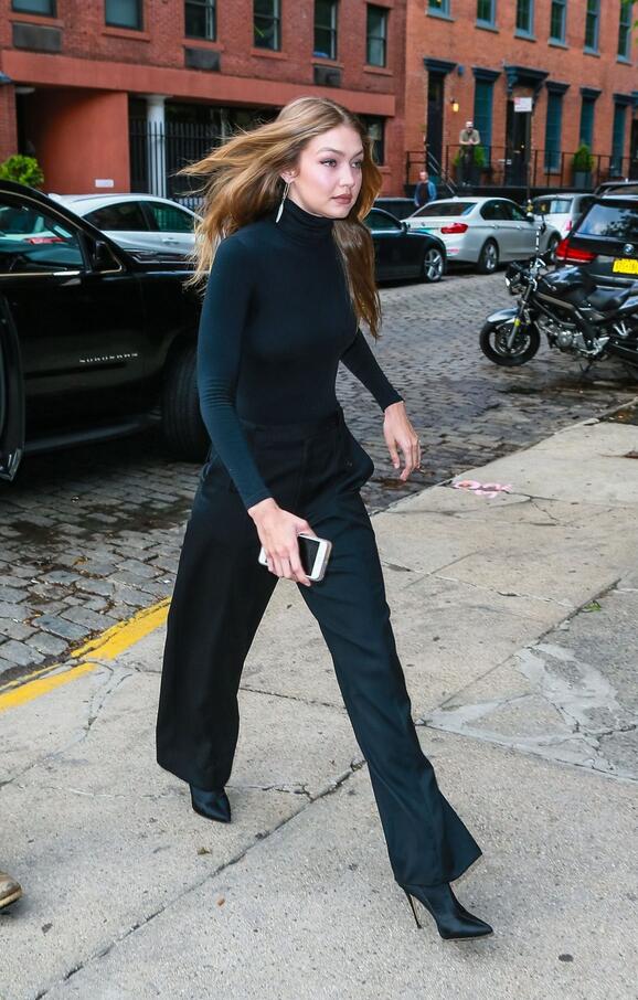 1/ 12 超模吉吉·哈迪德(gigi hadid)身着一袭全黑套装,现身纽约时尚
