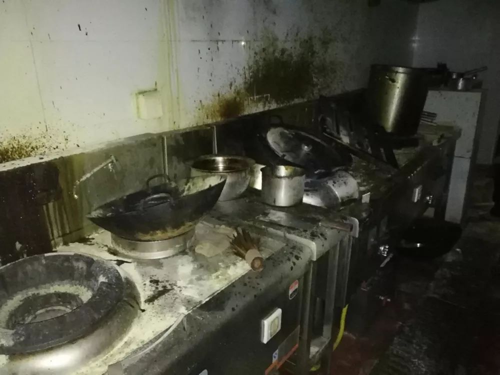 台州某商场厨师未关火引发火灾被拘_厨房