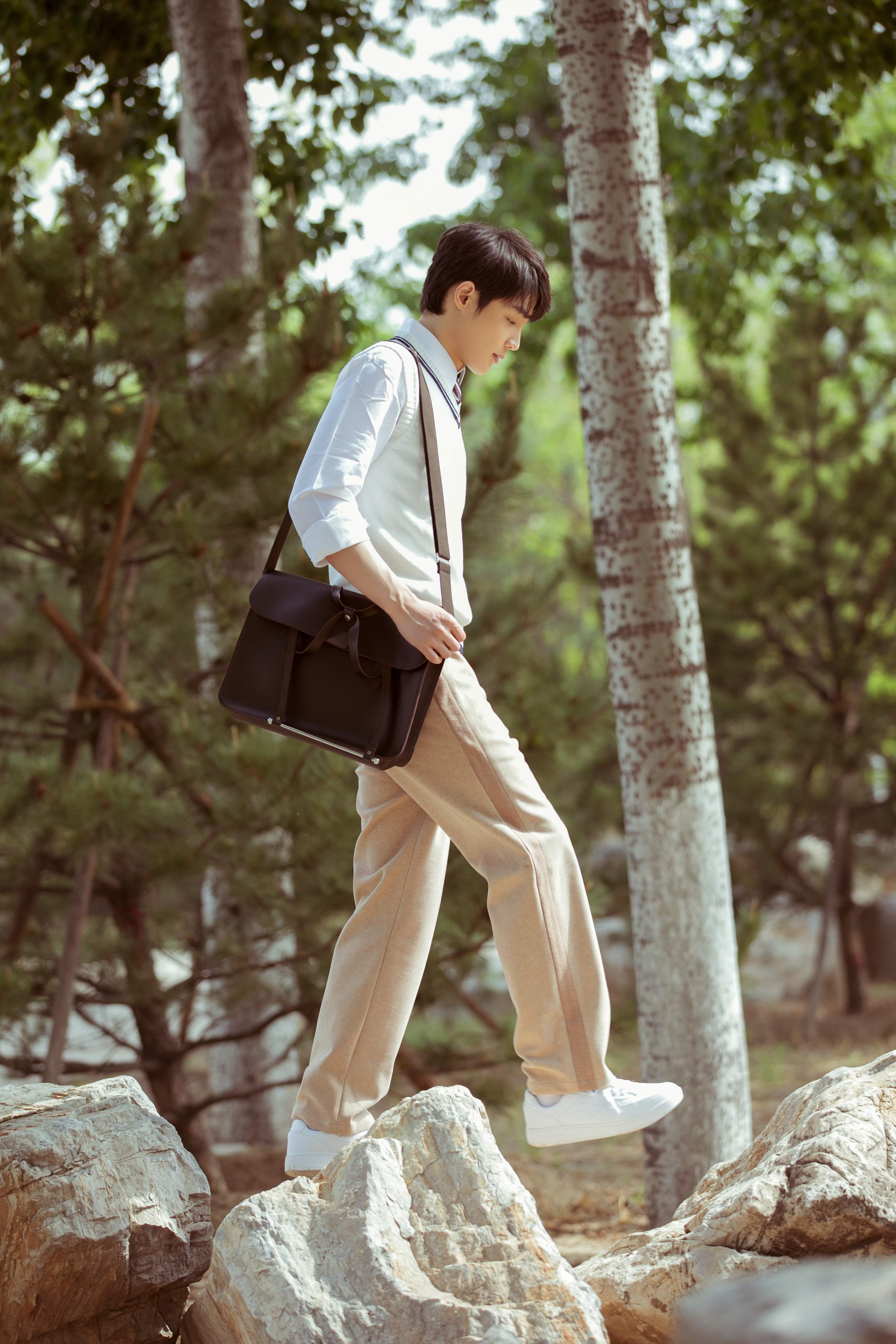 家有少年初长成!孙思伟曝清新写真 笑容温暖气质尽显