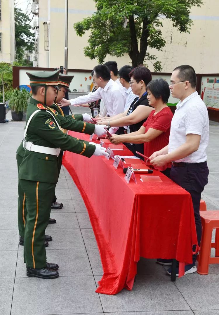琼海市第一小学举行国旗护卫队交接仪式