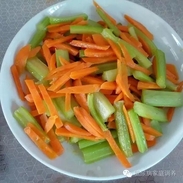 糖尿病食谱西芹炒胡萝卜