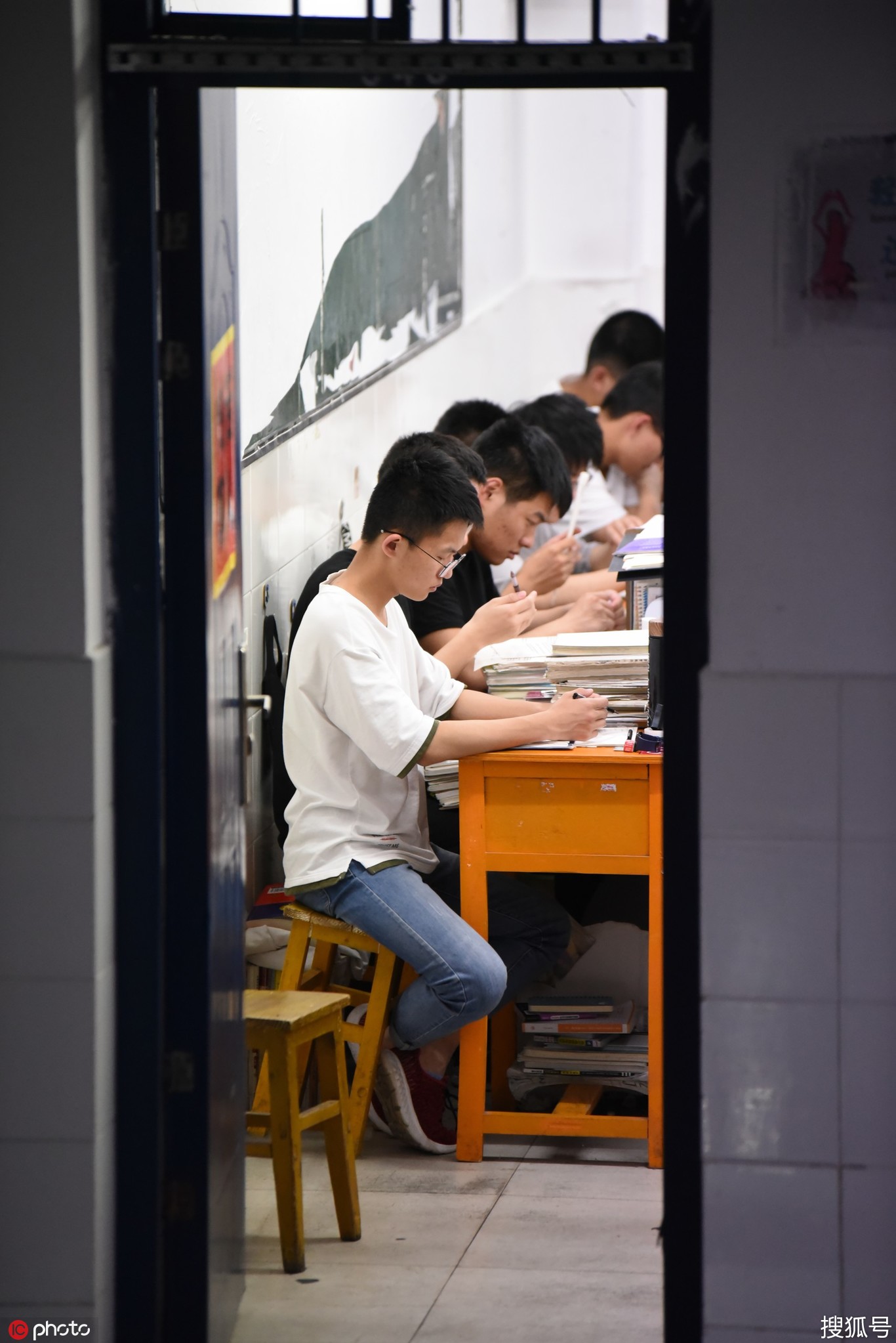 在亚洲最大的高考工厂—六安毛坦厂中学内,高三学生们在夜色中挑灯