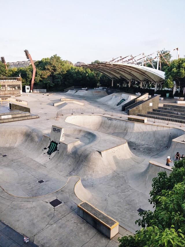 上海新江湾城smp滑板公园是位于上海东北角的新江湾城内全球最大的