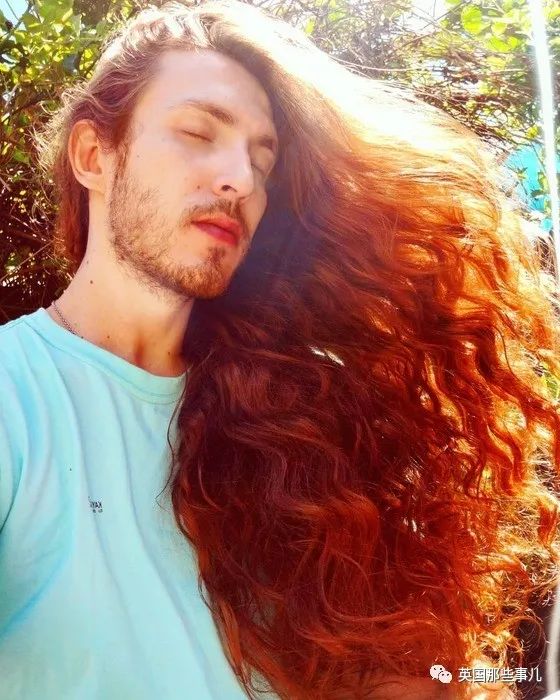 一头红发留七年成了"长发王子",他就是小仙男本男了吧!