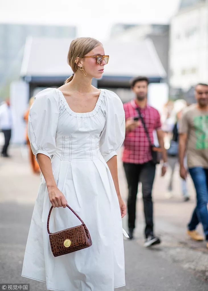 适用于各种各样的穿衣风格上,哪怕是搭配西装也是没有问题的