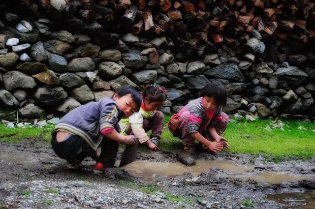 就算是现在很多城市里长大的小孩子,没有了去野外玩泥巴的必要条件,也