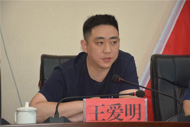 培训会上,凤仪街道党工委副书记杨佐首先对王爱民,刘波以及方正公司