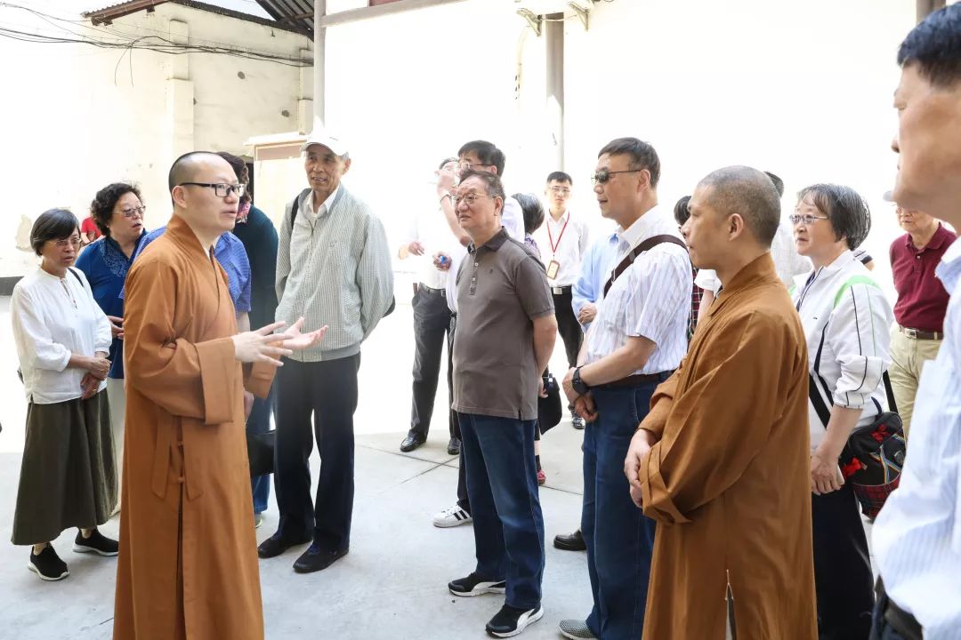 在心诚,近年更倡导用鲜花,清水等供佛;体廷法师向学习组介绍了玉佛禅