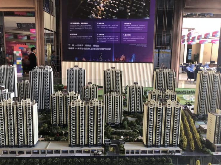 3平方米,建筑面积370302平方米,规划楼栋总数26栋,总户数2218个.