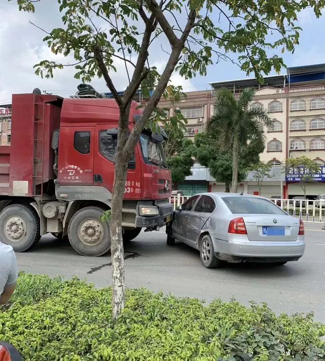 武鸣4起交通事故,一车侧翻.【掌上武鸣】