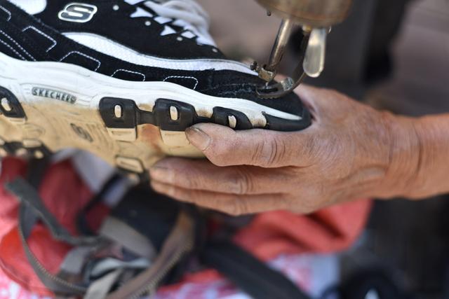 河南七旬老人修鞋40年,钉一只鞋掌三块钱,曾经也是高收入人群