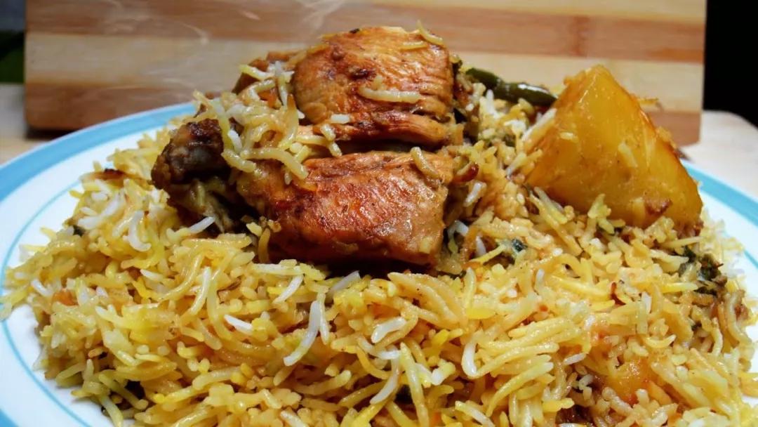 这是一道典型的印度菜——鸡肉印度菜饭,应用米饭,土豆,番红花,乳酪