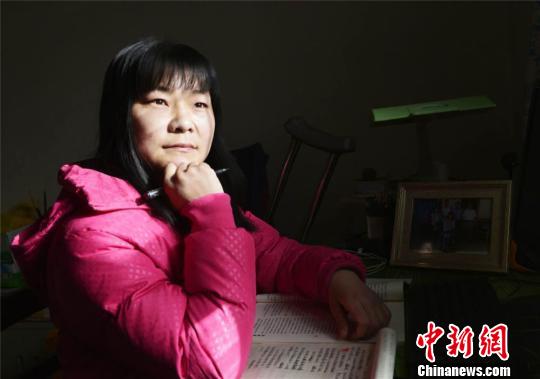 图为甘肃武威民勤县残疾女作家刘海云在创作文学作品. 李军 摄