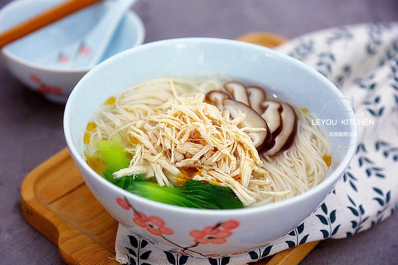 鸡胸肉1块,香菇3个,油菜2棵,姜1小块,葱1段,挂面适量.