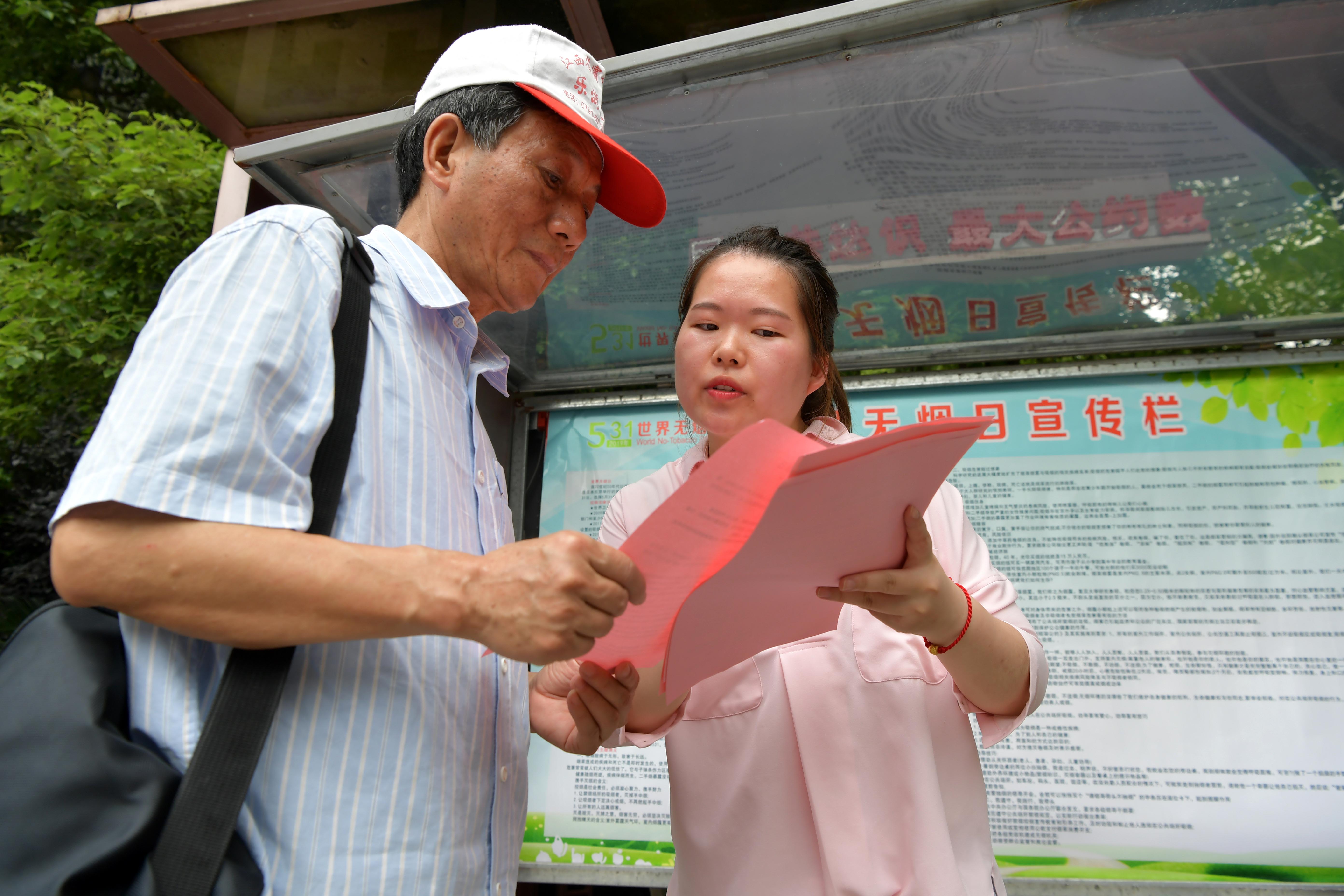 江西南昌:控烟宣传进社区