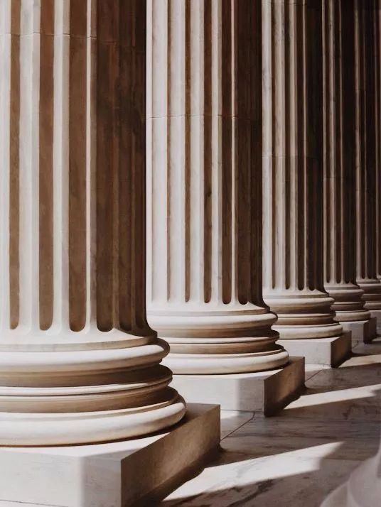 爱奥尼柱式有一个柔美线条的柱础,柱身比较纤细,有较深的半圆形沟槽