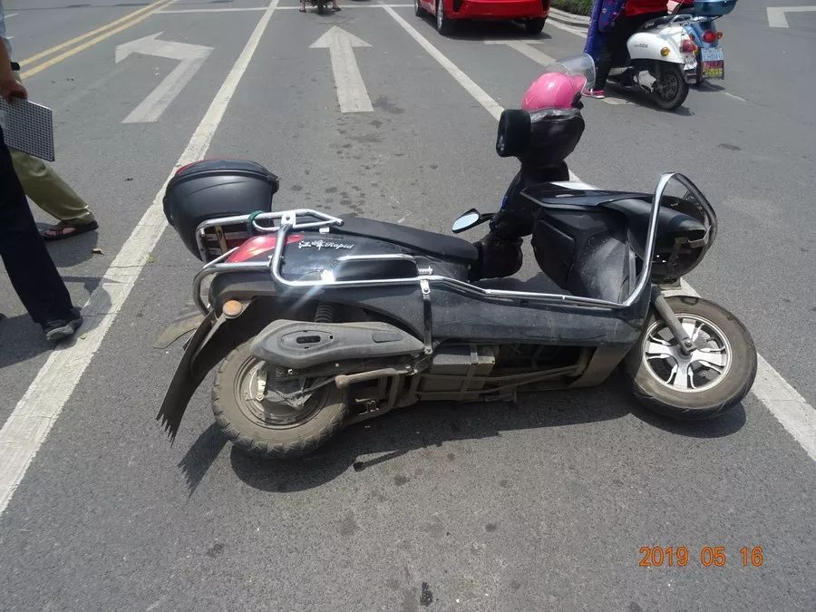 被撞飞还要负主责,龙南这个车祸视频让人惊出一身冷汗