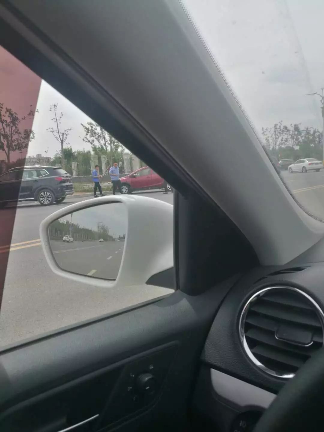 去大名政务中心办事儿千万不要把车停在这,小心被贴条